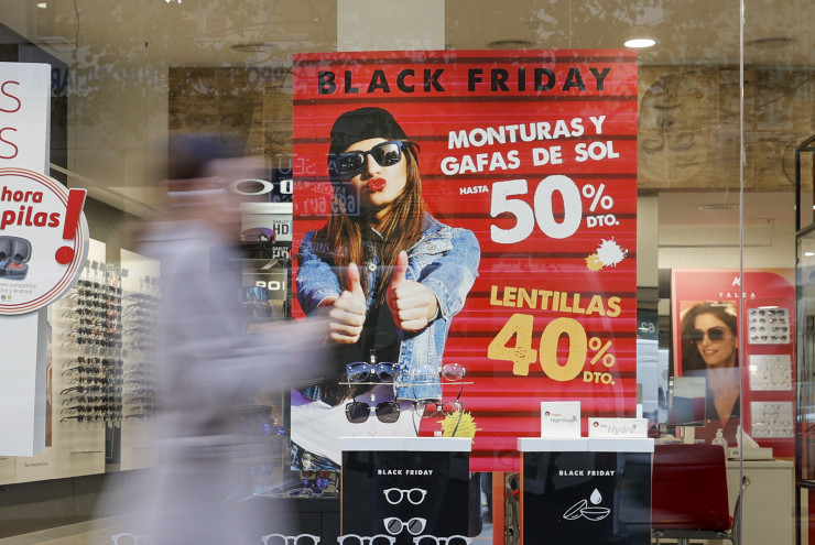 Магазин с промоции във Валенсия. Снимка:  EPA/Manuel Bruque