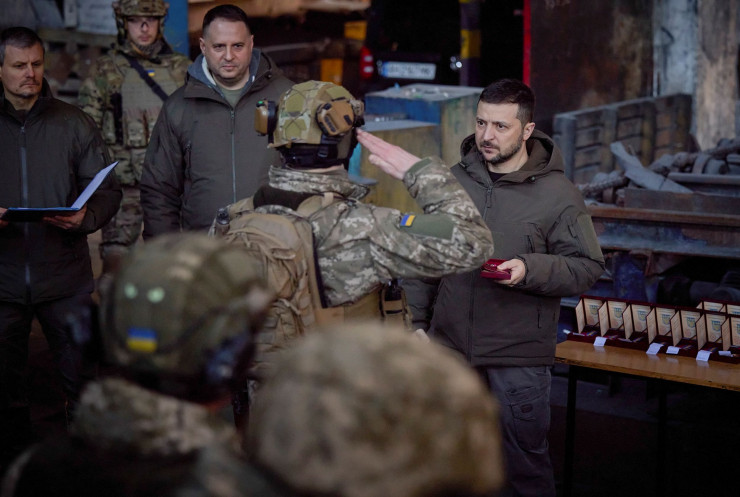 Президентът на Украйна Володимир Зеленски по време на посещението му на фронтовата линия в Бахмут. Снимка: EPA/Пресслужба на Президентството на Украйна