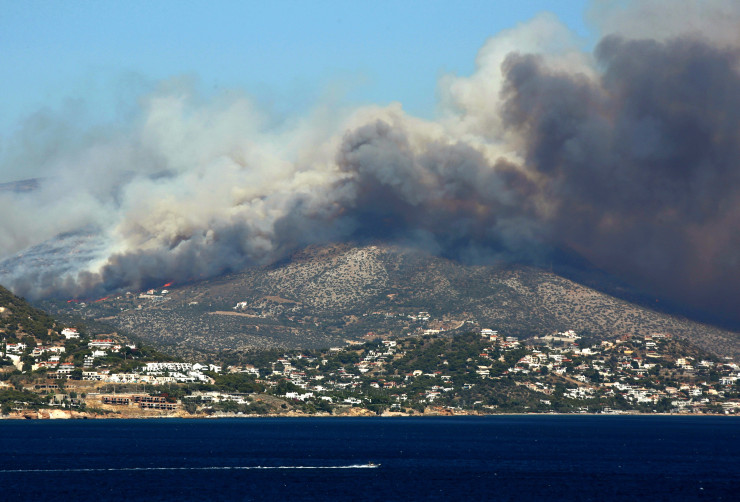 Горски пожари бушуват в Гърция. Снимка: EPA/БГНЕС