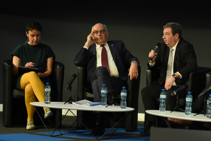 Деляна Петкова, редактор на Investor.bg, Иван Иванов, председател на КЕВР, и Николай Налбантов, Министерството на енергетиката. Снимка: Investor.bg