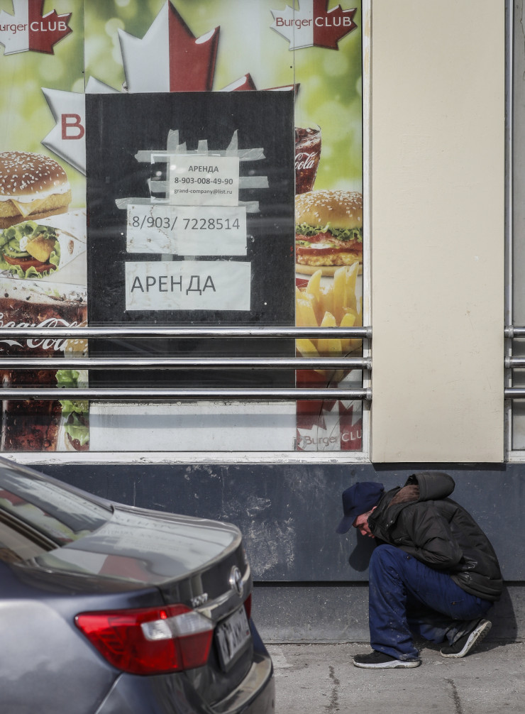 Жизненият стандарт на руснаците продължава да спада. EPA/YURI KOCHETKOV