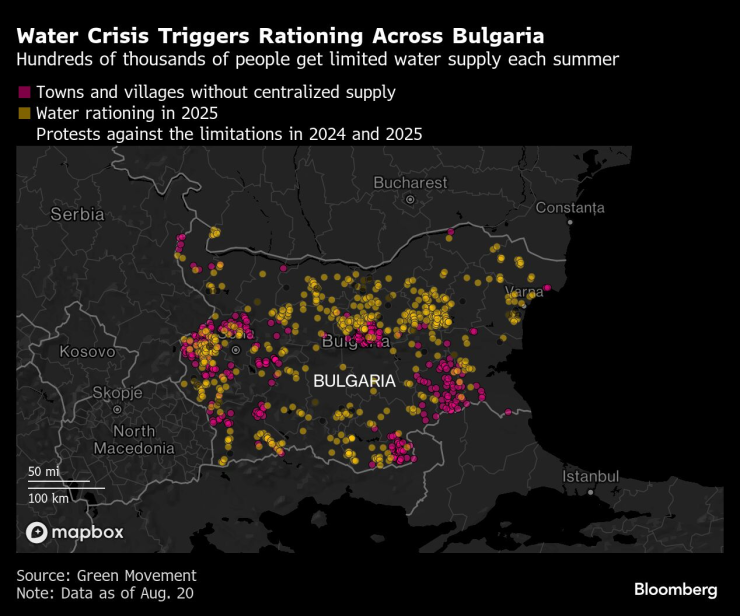Стотици хиляди души в България имат ограничен достъп до вода през лятото. С лилаво са обозначени селища без централно снабдяване, а с жълто – местата с воден режим през 2025 г. Графика: Bloomberg