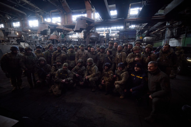 Украинският президент Володимир Зеленски се снима с военни в Бахмут. Снимка: President.gov.ua