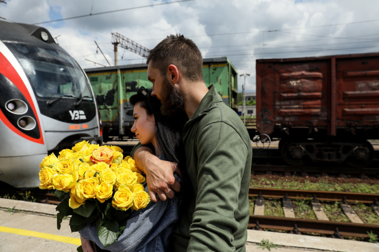 Украински военен с приятелката си. Снимка:  EPA/OLEG PETRASYUK