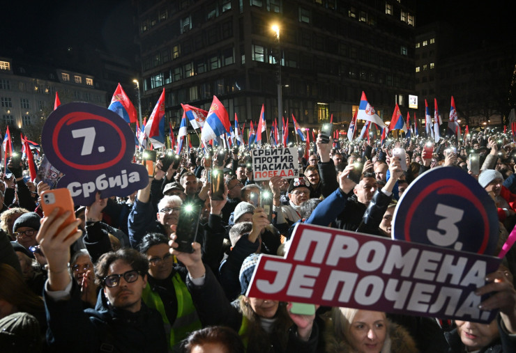 Хора излязоха на предизборен митинг на опозиционната коалиция "Сърбия срещу насилието" в Белград. Снимка: Оливер Бунич/Bloomberg