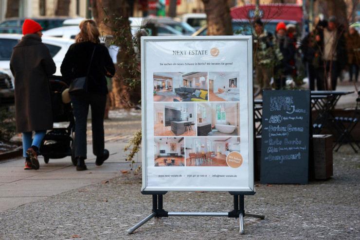 Обява пред имотна агенция в покрайнините на Берлин. Снимка: Bloomberg LP