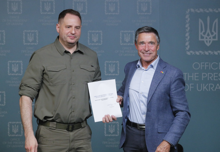 Андрий Ермак (вляво), ръководител на канцеларията на президента на Украйна, и Андерс Фог Расмусен (вдясно), бивш генерален секретар на НАТО, показват проекта на "Киевския договор за сигурност" по време на срещата си с медиите в президентската канцелария в Киев, Украйна, 13 септември 2022 г. Снимка: EPA/SERGEY DOLZHENKO