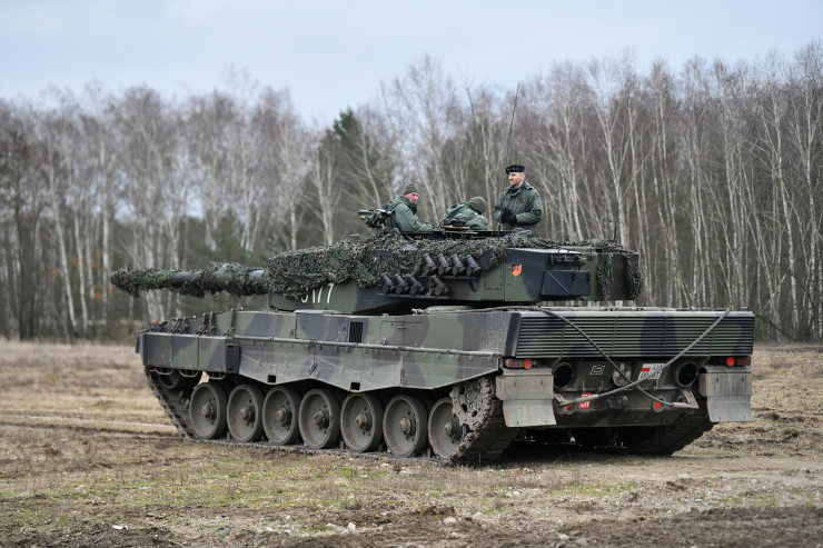 Обучение на украински военни за работа с Leopard в Полша. Снимка: EPA/Maciej Kulczynski
