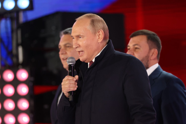  Руският президент Владимир Путин произнася реч по време на концерт след церемонията по подписване на договорите за присъединяване на нови територии към Русия на Червения площад в Москва, Русия, 30 септември 2022 г. Снимка: EPA/SERGEI KARPUKHIN/SPUTNIK