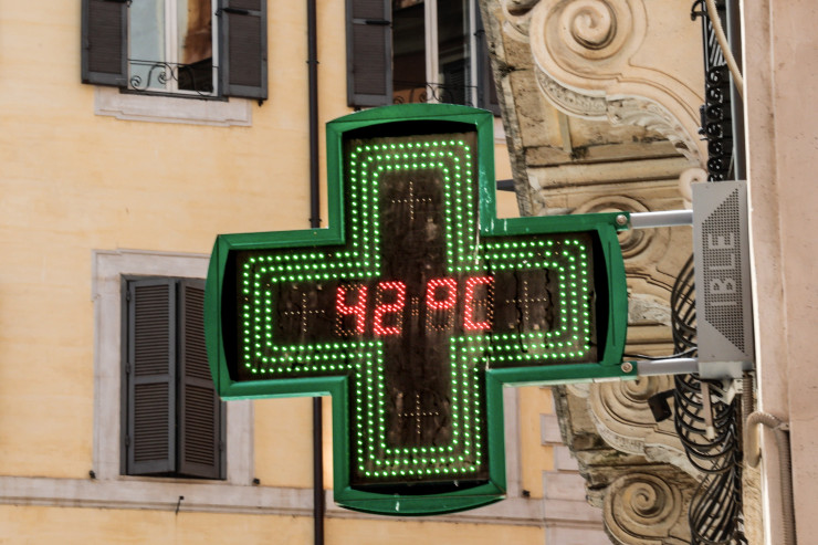 Термометър показва 42 градуса по Целзий в Рим. Снимка: EPA/БГНЕС