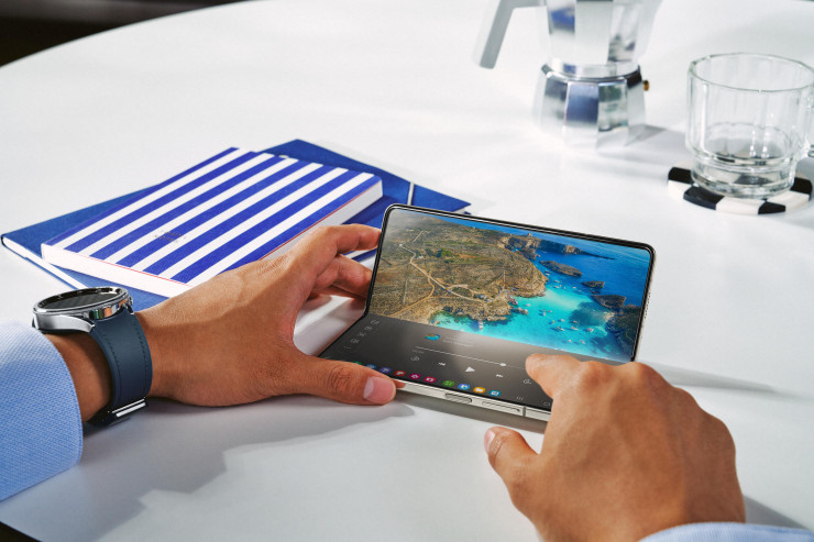 Galaxy Z Fold5 дава възможност за ползване на вътрешния екран и в сгънато положение. Снимка: Samsung
