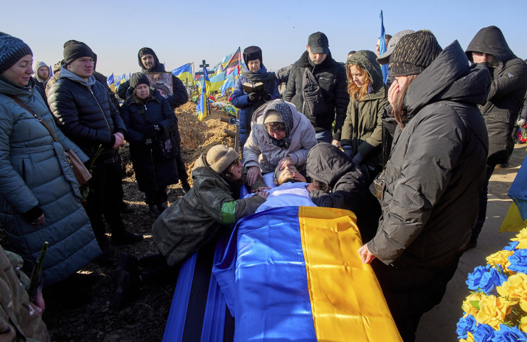 Погребение на украински боец, убит край Бахмут. Снимка:  EPA/SERGEY KOZLOV 