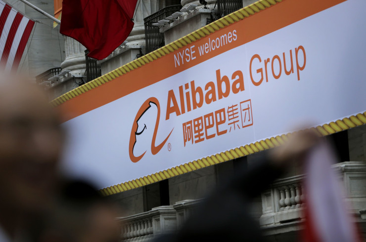  Банер на Alibaba Group Holding Ltd. пред Нюйоркската фондова борса (NYSE) в Ню Йорк, САЩ, в петък, 19 септември 2014 г. Alibaba Group Holding Ltd., компанията за електронна търговия, създадена през 1999 г. с 60 000 долара, събрани от Джак Ма, затвърди статута си на символ на икономическото развитие на Китай, като набра 21,8 млрд. долара при първично публично предлагане в САЩ. Снимка: Скот Елс/Блумбърг