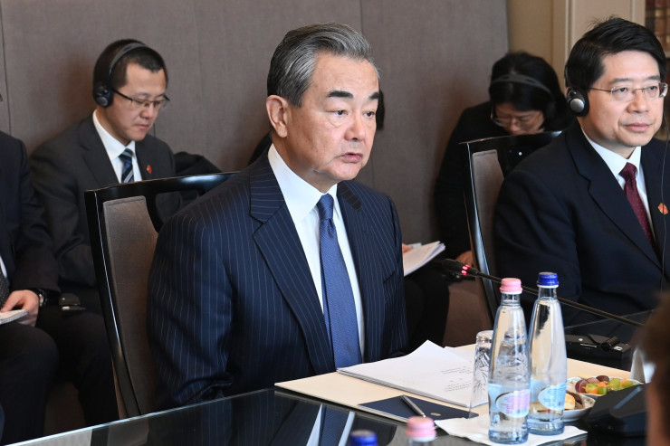 Китайският топ дипломат Ван И заяви, че Китай може да предложи мирен план за Украйна. Снимка:  EPA/ZOLTAN MATHE