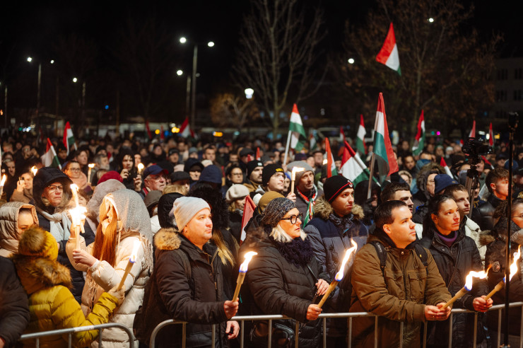 Множеството слуша речта на Маджар на митинга на 29 ноември. Снимка: Petar Santini/Bloomberg