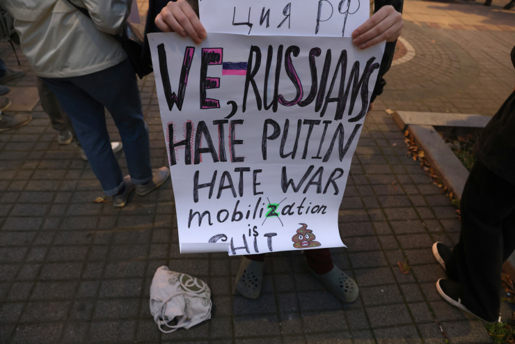 Руски гражданин изразява в Белград протеста си срещу водената от Владимир Путин война. Снимка:  EPA/ANDREJ CUKIC