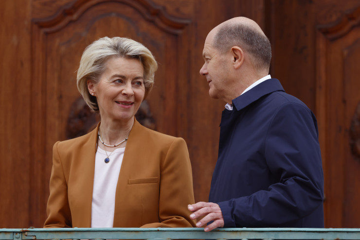 Фон дер Лайен (вляво) с германския канцлер Олаф Шолц. Особено Германия е притеснена от американския закон за стимулите. Снимка: EPA/HANNIBAL HANSCHKE