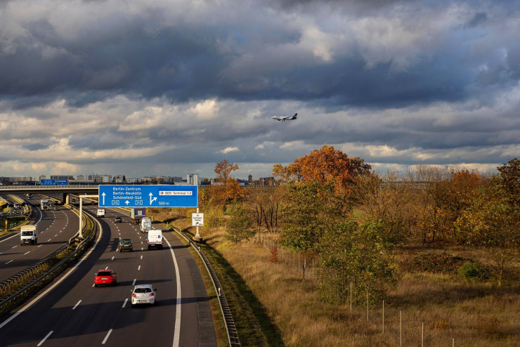 Незастроеният терен на проект "Валтер" вдясно, офис и хотелски комплекс, планиран от Aggregate Holdings близо до летището в Берлин. Снимка: Кристиан Бокси/Bloomberg