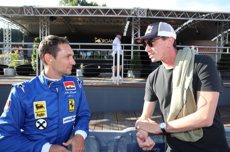 Марк Матешиц (вдясно) разговаря с Матиас Лауда по време на Гран при на Австрия през юли. Снимка: Manfred Noger/ATPImages/Getty Images/Bloomberg