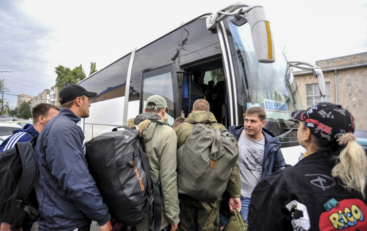 Продължава частичната мобилизация в Русия. Снимка:  EPA/ARKADY BUDNITSKY