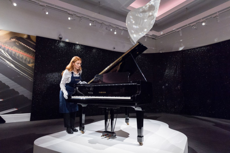  Роялът Yamaha на Фреди Меркюри бе продаден за 1,7 млн. паунда на търга през септември. Снимка: Wiktor Szymanowicz/Anadolu Agency via Getty Images