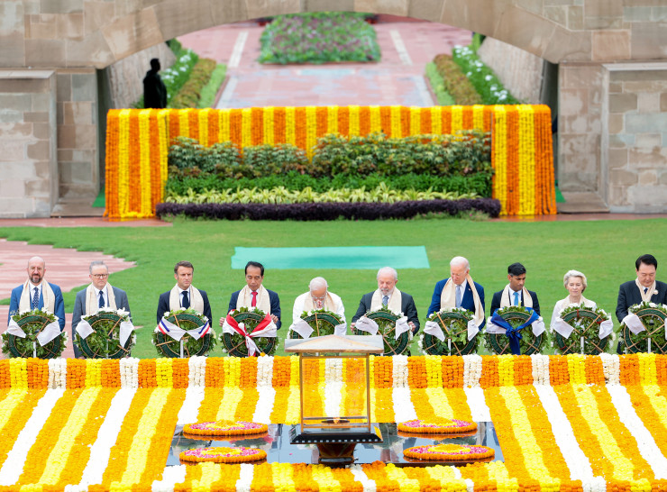 Индийският премиер Нарендра Моди (в центъра) и други световни лидери отдават почит в мемориала на Махатма Ганди в Делхи във втория ден от срещата на Г-20. Снимка: EPA/БГНЕС