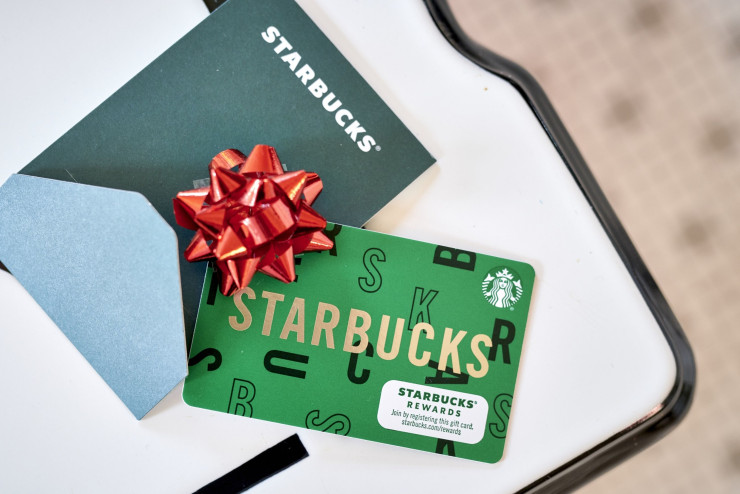 Най-голямата верига за кафе в света Starbucks преработва бизнес модела си, като се фокусира върху кафенетата и мобилните доставки, като същевременно се сблъсква с по-високи разходи за съставки и работна ръка. Снимка: Bloomberg LP 
