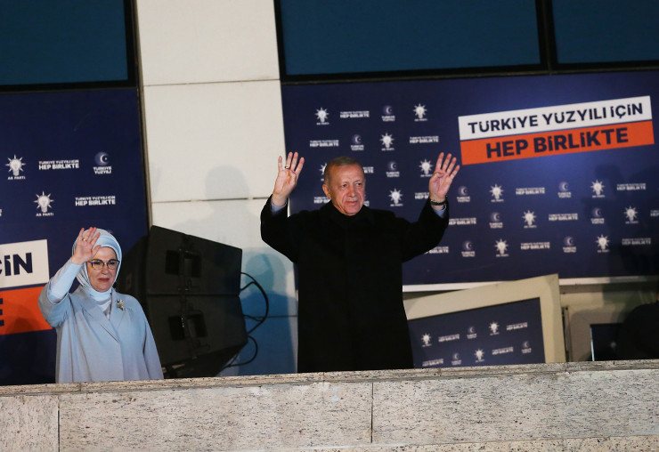 Ердоган поздравява привържениците си от балкона на централата на партията си в Анкара. Снимка:  EPA/Necati Savas