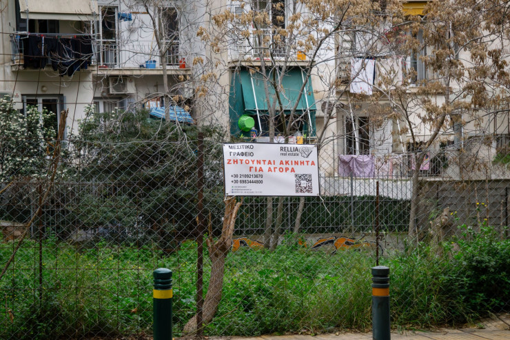 Надпис за търсене на имоти за продажба в квартал "Кукаки" в Атина. Снимка: Ioana Epure/Bloomberg