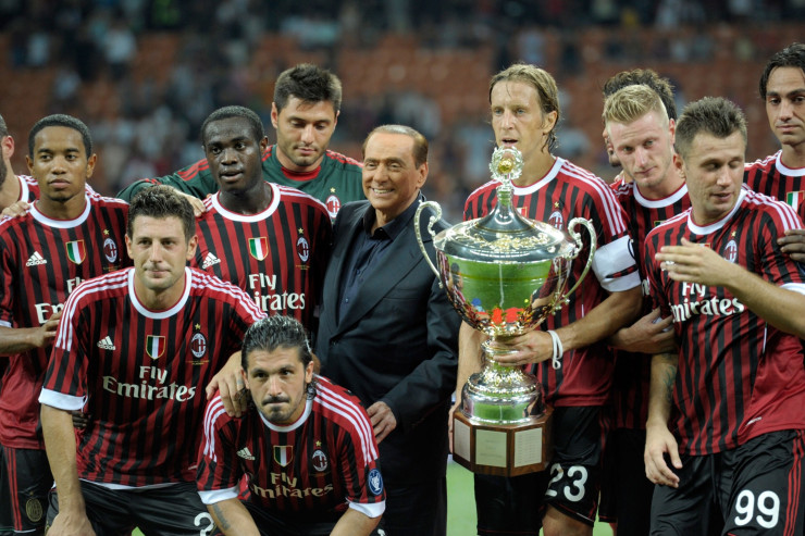 Берлускони с играчите на "Милан" след спечелване на трофей през 2011 г. Снимка: Bloomberg