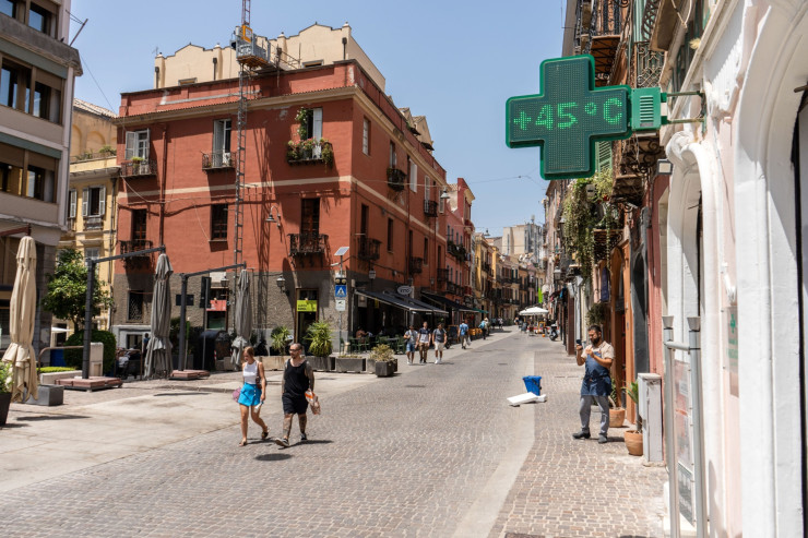 Цифров екран показва температурата от 45 градуса по Целзий пред аптека в Каляри, Италия, миналия месец. Юли 2023 г. беше най-горещият на Земята в историята. Снимка: Франческа Волпи/Bloomberg