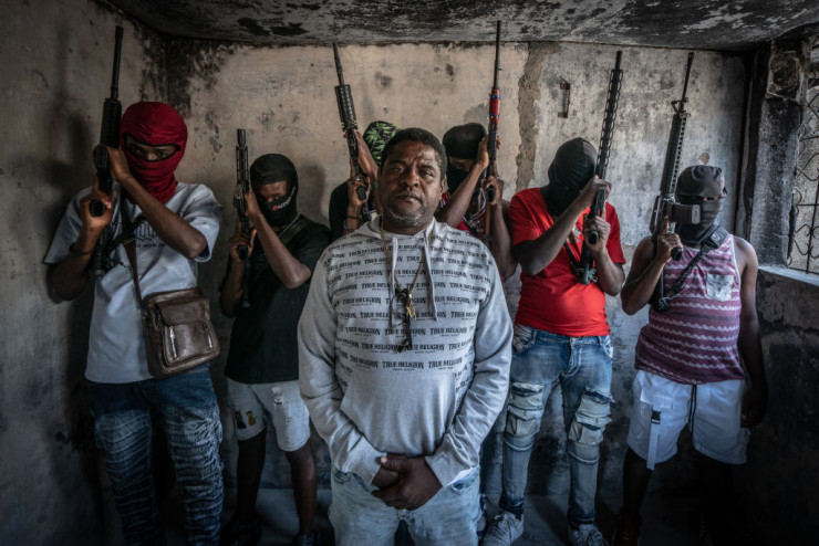 Джими "Барбекю" Шеризие с членове на бандата G-9. Снимка: Giles Clarke/Getty Images