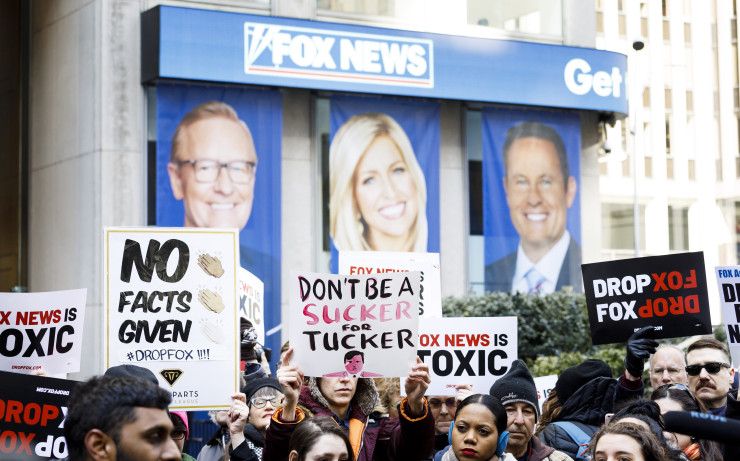  Протест пред сградата на Fox News през март 2019 г. Снимка: EPA/JUSTIN LANE