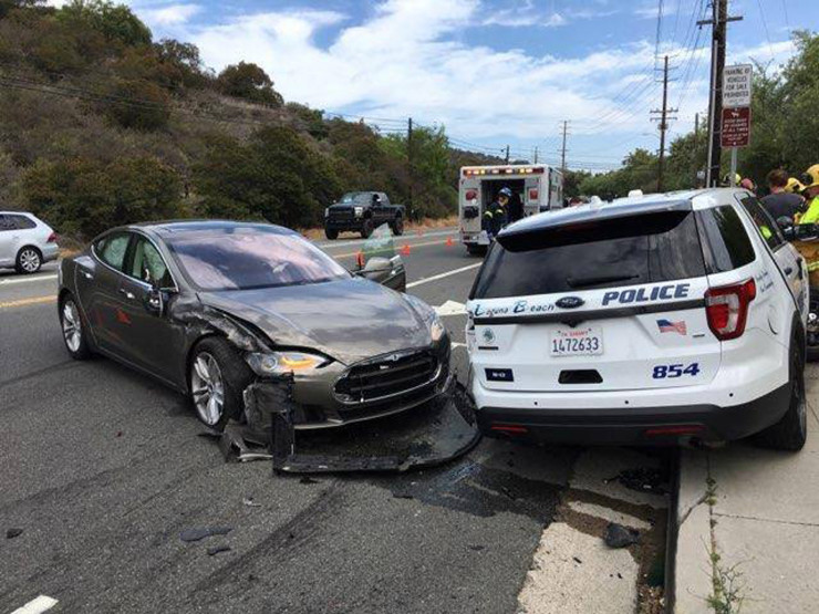 Инцидент с Tesla в САЩ. Снимка:  EPA/LAGUNA BEACH