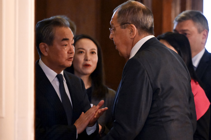 Китайският външен министър Ван И заедно с руския си колега Сергей Лавров (вдясно) по време на срещата си в Москва на 22 февруари 2023 г. Снимка:  EPA/ALEXANDER NEMENOV / POOL  MOSCOW
