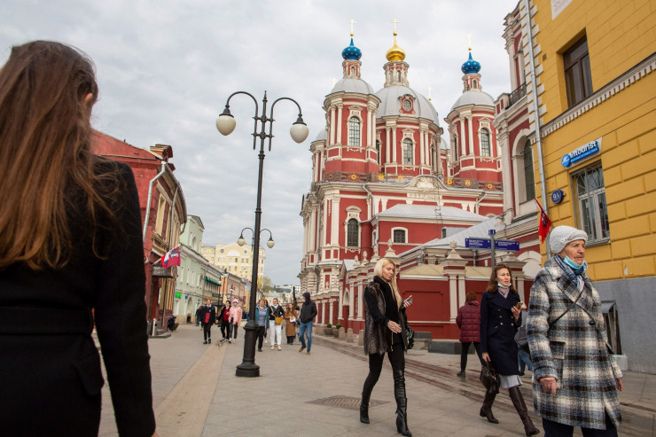 Минувачи в центъра на Москва. Снимка: Andrey Rudakov/Bloomberg, архив