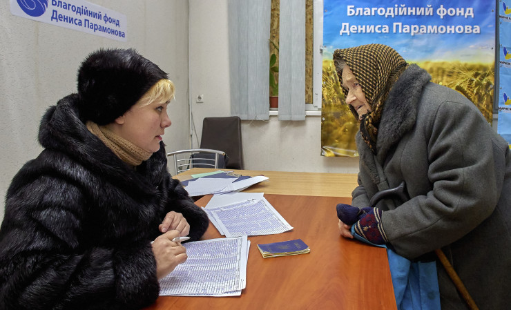 Доброволци разпределят хуманитарна помощ в град Купянск. Снимка:  EPA/SERGEY KOZLOV