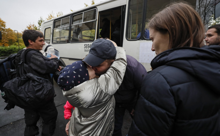 Продължава "частичната" мобилизация в Русия. Снимка: EPA/YURI KOCHETKOV