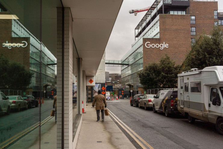 Офисите на Google в "Силициевите докове" в центъра на Дъблин. Работещи младежи се връщат в дома на родителите си, за да  избегнат космическите наеми. Снимка: Паулу Нунеш дош Сантуш/Bloomberg