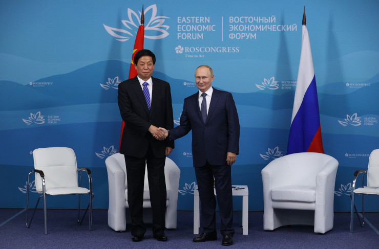 Путин и Ли Джаншу, настоящият номер три в Комунистическата партия, по време на форума във Владивосток. Снимка:   EPA/YEGOR ALEYEV
