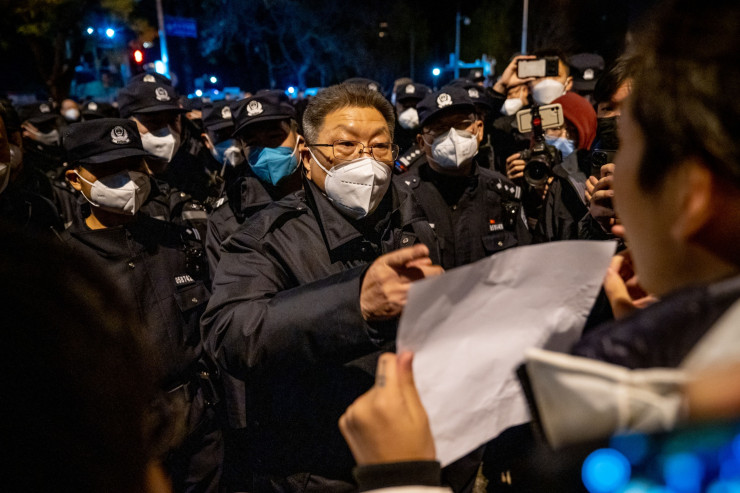 Случи се немислимото - протести, дори с бял лист пред устата, срещу всемогъщата китайска комунистическа партия. Снимка: Bloomberg