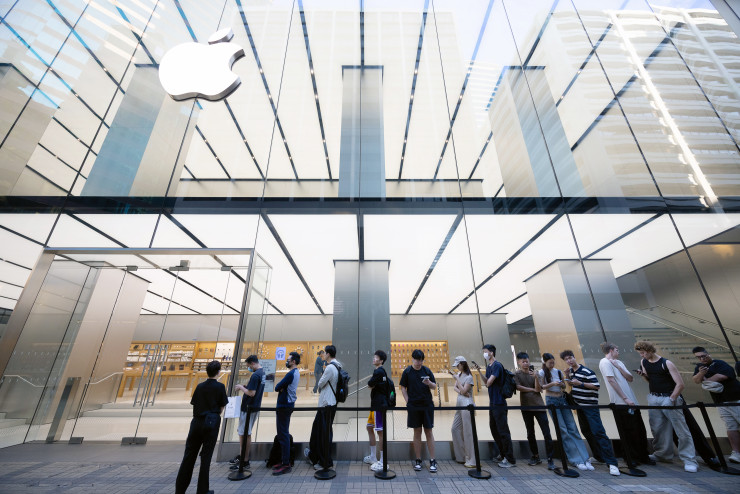 Клиенти пред магазина Canton Road на Apple в Хонконг на 23 октомври. Снимка: Bloomberg LP