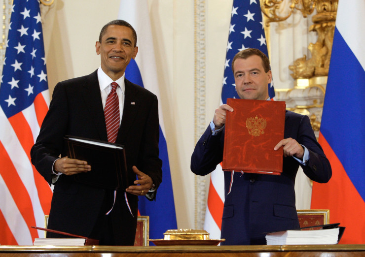 Барак Обама (вляво) и Дмитрий Медведев при подписването на договора "Нов СТАРТ" в Прага през април 2010 г. Снимка:  EPA/DMITRY ASTAKHOV/RIA NOVOSTI/KREM/POOL