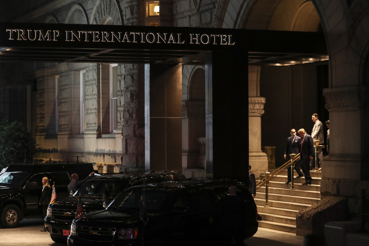 Тръмп излиза от хотела си. Снимка: EPA/Oliver Contreras / POOL	