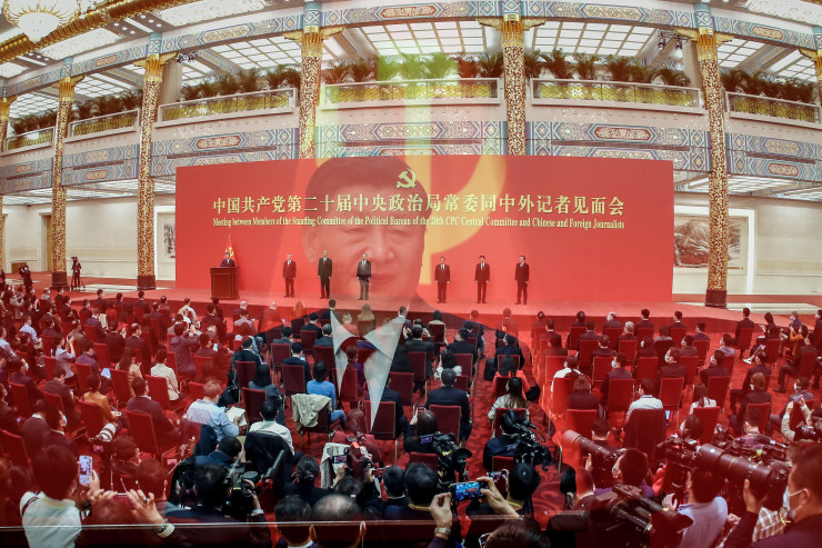 Китайският президент Си Дзинпин представя на пресконференция новите членове на Постоянния комитет към Политбюро. Снимка: EPA/БГНЕС