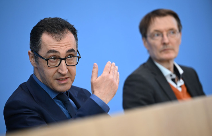 Двама министри съобщиха в сряда, че в Германия притежанието на максимум 25 грама канабис и отглеждането на максимум три растения в домашни условия ще бъдат освободени от наказание. Снимка: Britta Pedersen/dpa