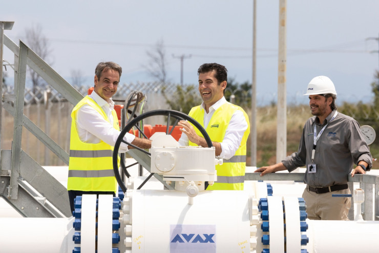 Кириакос Мицотакис, министър-председател на Гърция (вляво), и Кирил Петков, министър-председател на България, откриват газопровода "Междусистемна газова връзка Гърция-България" (IGB) в Комотини, Гърция, в петък, 8 юли 2022 г. Снимка: Bloomberg