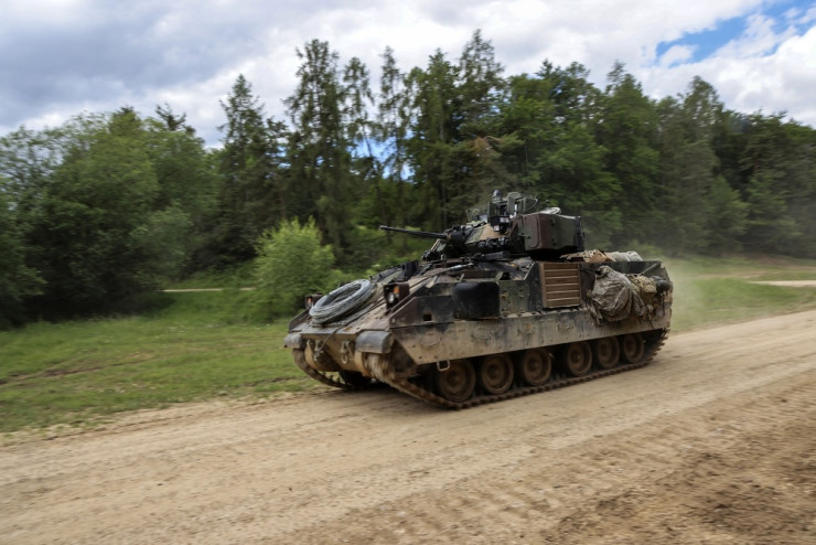 "Лекият танк"  Bradley по време на учение в Германия през лятото на 2022 г.. Снимка:Bloomberg