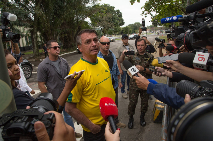 Жаир Болсонаро говори пред медиите, след като е пуснал бюлетина в избирателна секция по време на президентските избори в Рио де Жанейро, Бразилия, на 2 октомври. Снимка: Bloomberg