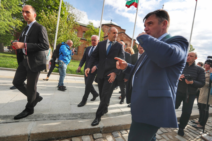 Президентът поднесе цветя пред паметника на незнайния воин. Снимка: Димитър Кьосемарлиев, Investor Media Group